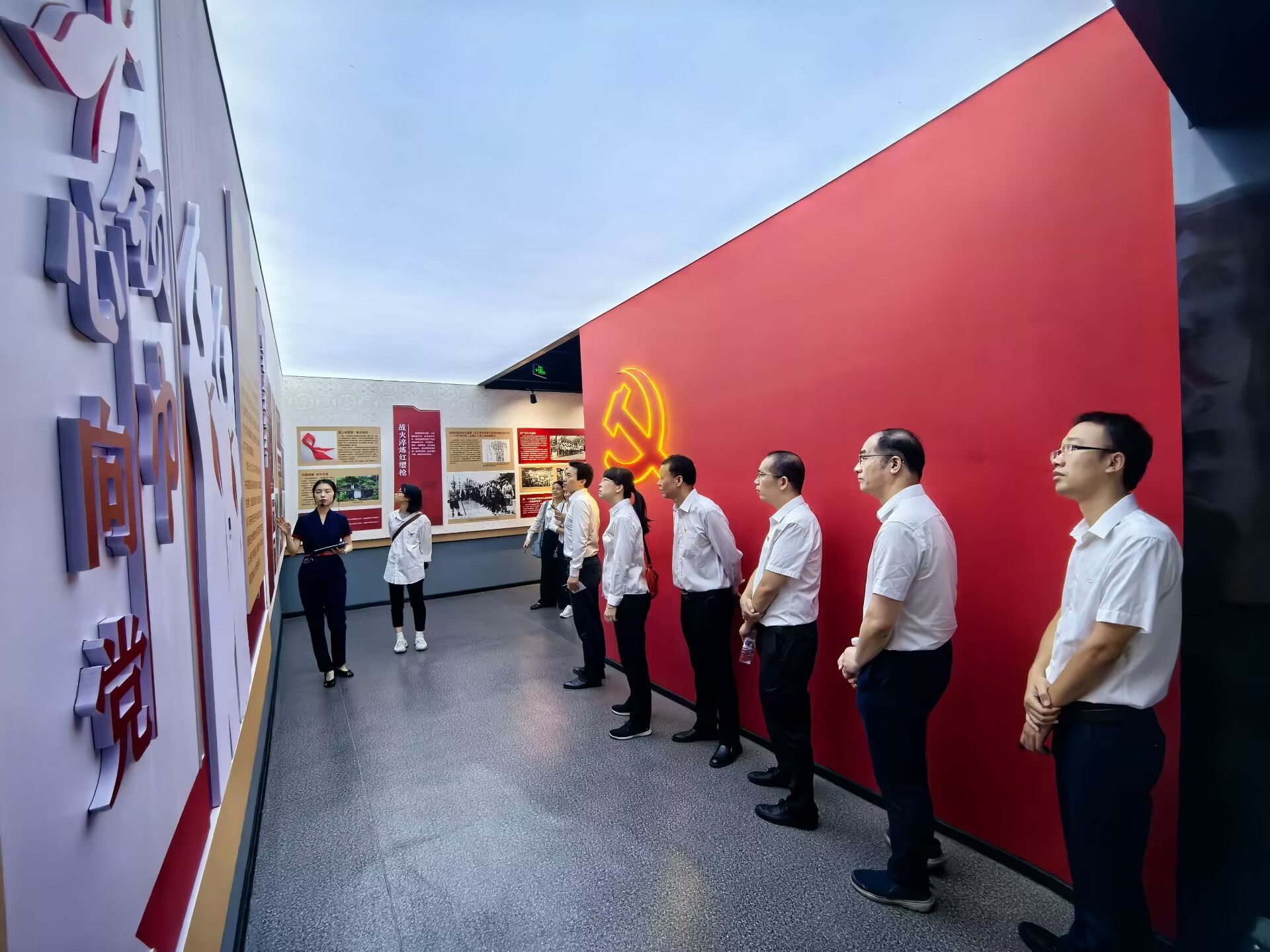 观看革命历史主题展.jpg 2138CC太阳集团
