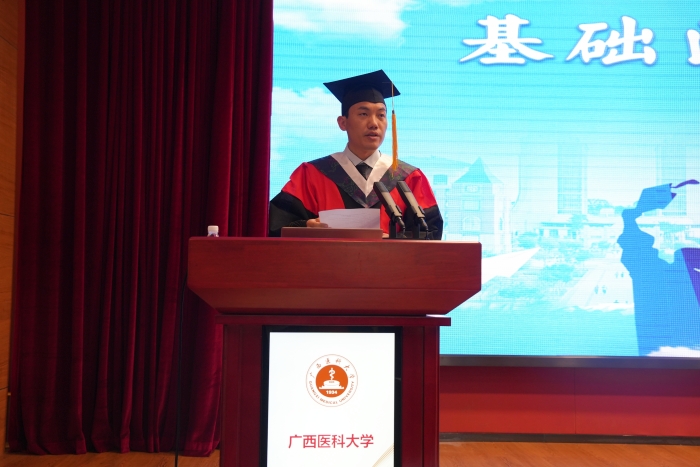 谭国鹤书记宣读优秀毕业生名单.jpg 2138CC太阳集团